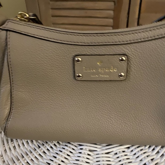 kate spade NWOT Gabriella Berkshire Oyster Grey Crossbody Purse - Picture 2 of 11